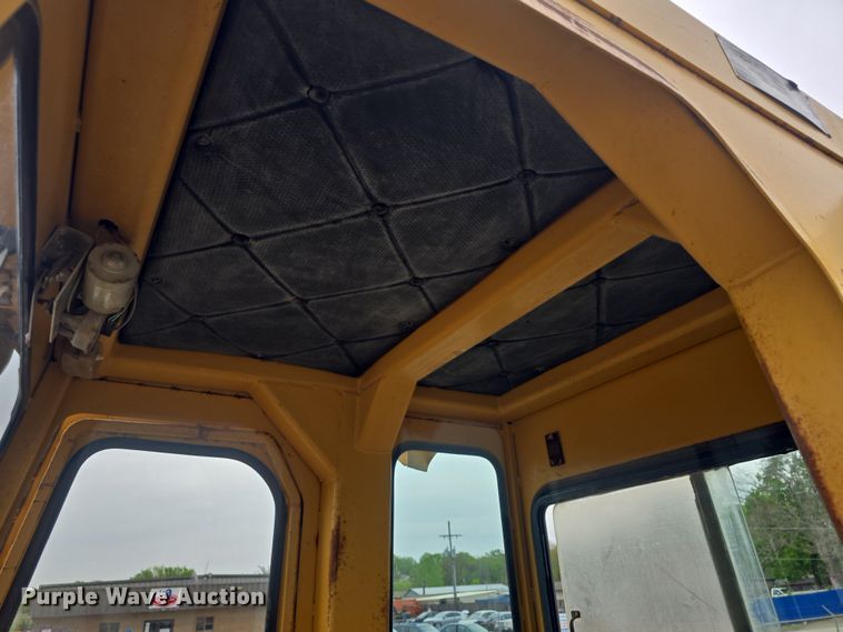 image for item DO7916 1982 Caterpillar 963 track loader