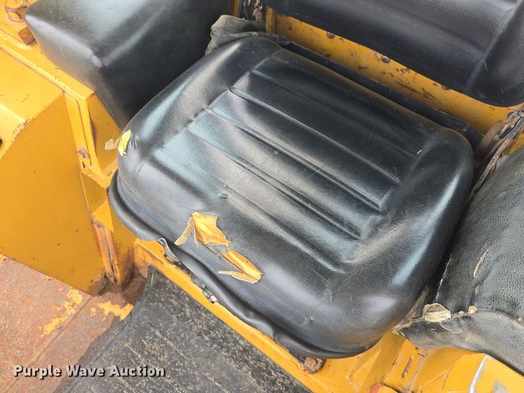 image for item DO7916 1982 Caterpillar 963 track loader