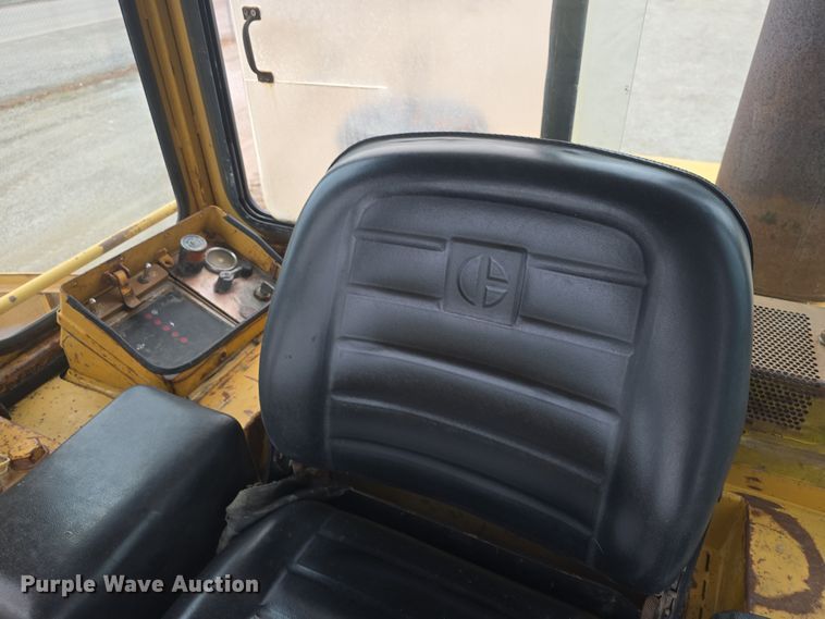 image for item DO7916 1982 Caterpillar 963 track loader