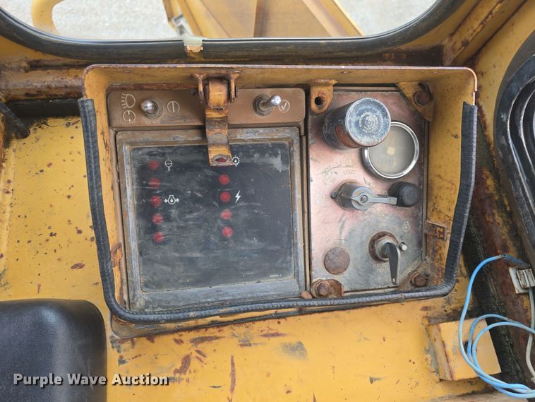 image for item DO7916 1982 Caterpillar 963 track loader