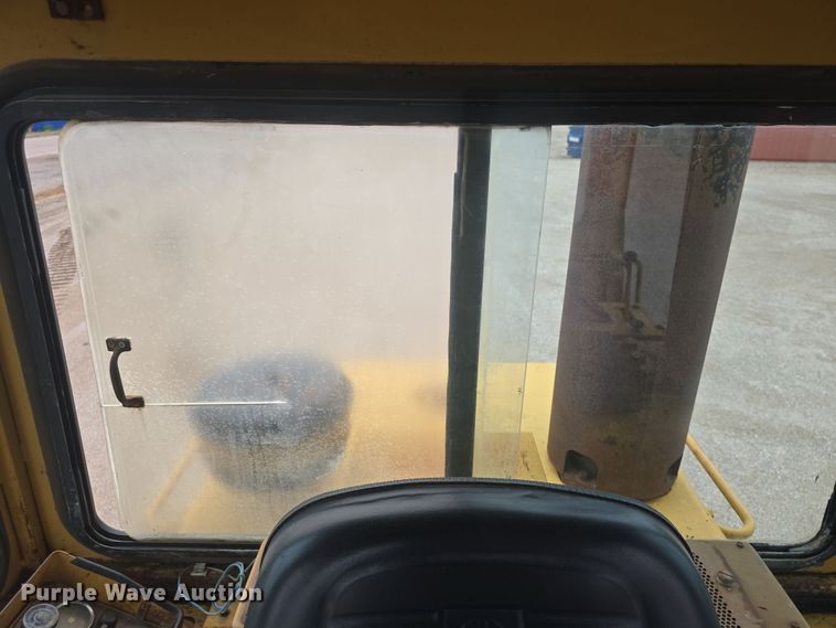 image for item DO7916 1982 Caterpillar 963 track loader