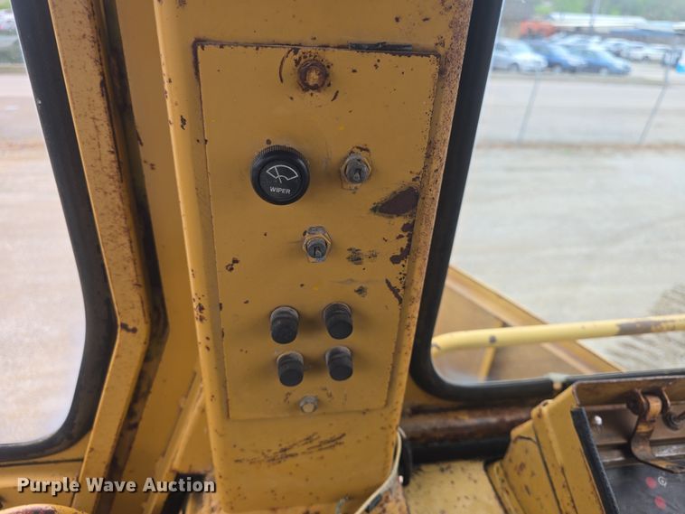 image for item DO7916 1982 Caterpillar 963 track loader