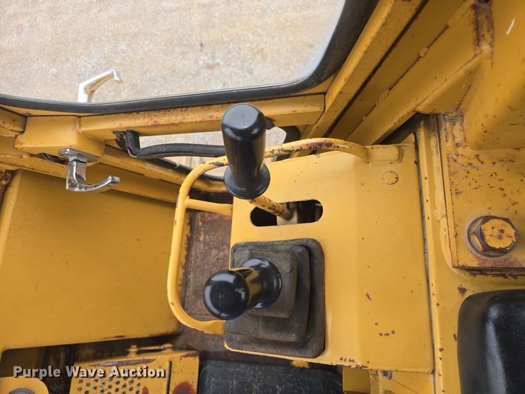 image for item DO7916 1982 Caterpillar 963 track loader