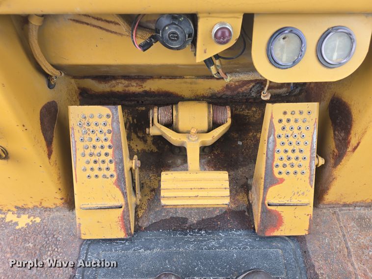 image for item DO7916 1982 Caterpillar 963 track loader