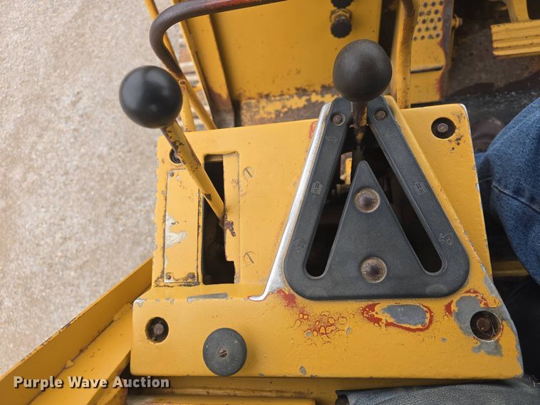 image for item DO7916 1982 Caterpillar 963 track loader