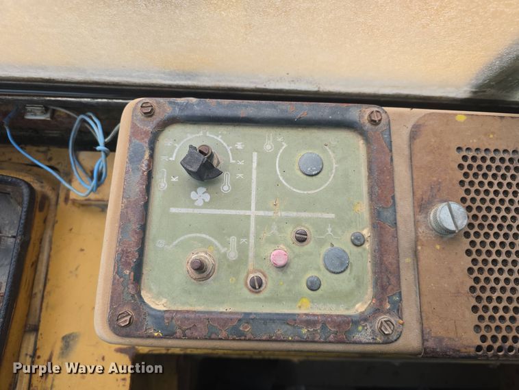 image for item DO7916 1982 Caterpillar 963 track loader