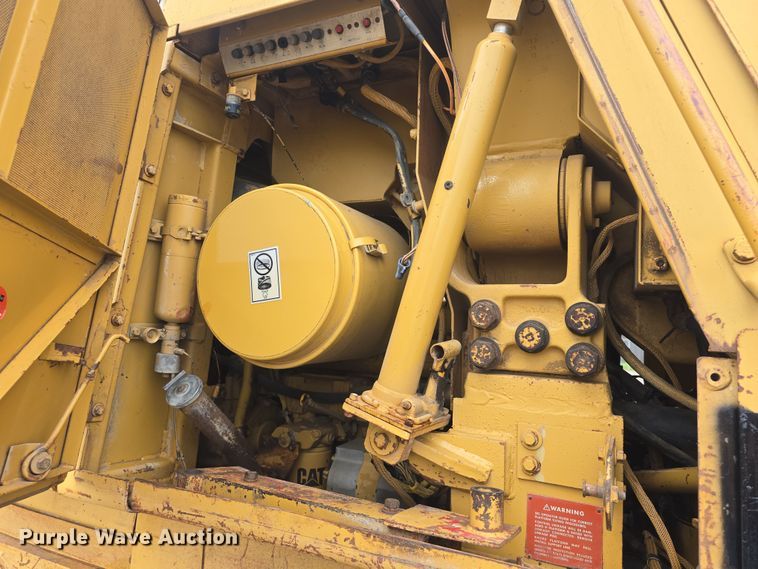 image for item DO7916 1982 Caterpillar 963 track loader