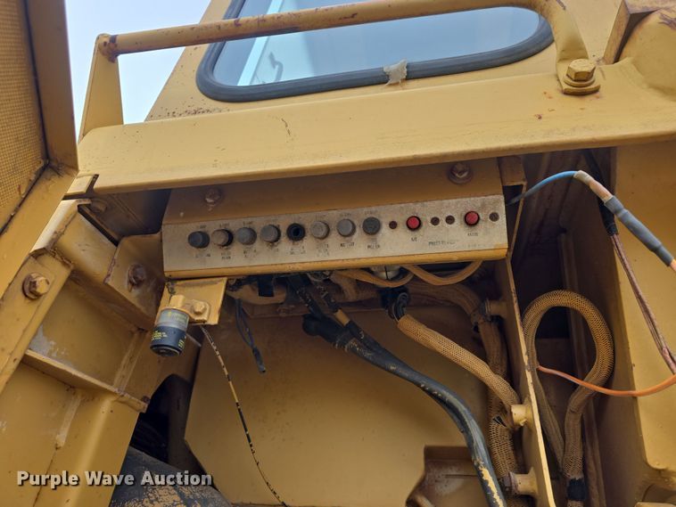 image for item DO7916 1982 Caterpillar 963 track loader