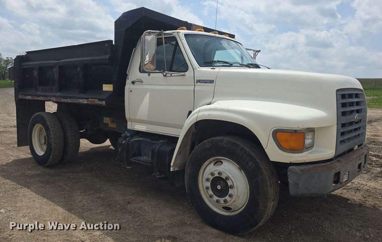image for item DO7924 1998 Ford F700 dump truck