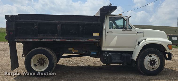 image for item DO7924 1998 Ford F700 dump truck
