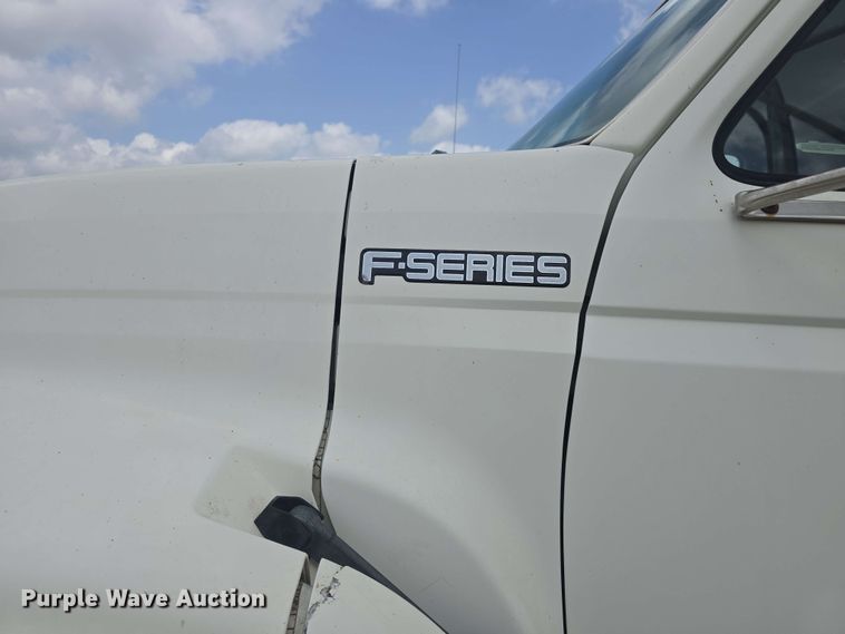 image for item DO7924 1998 Ford F700 dump truck