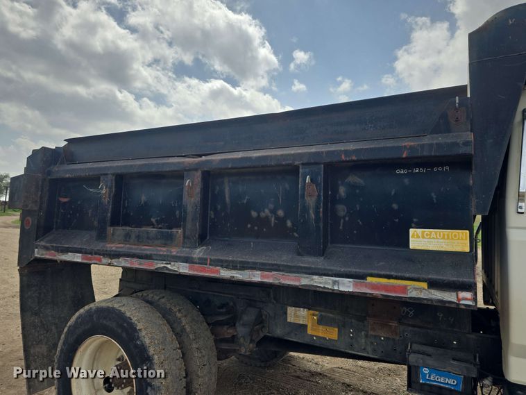 image for item DO7924 1998 Ford F700 dump truck
