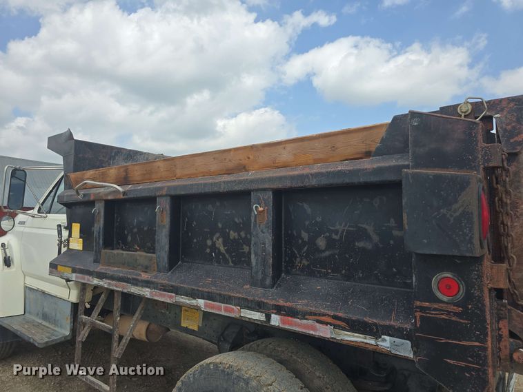 image for item DO7924 1998 Ford F700 dump truck
