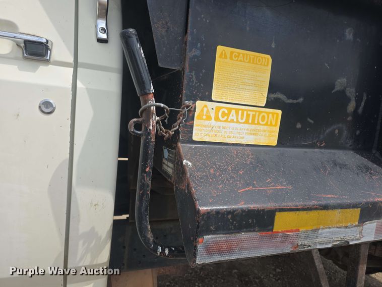 image for item DO7924 1998 Ford F700 dump truck