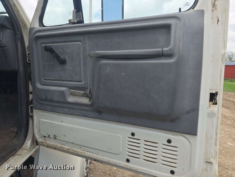 image for item DO7924 1998 Ford F700 dump truck