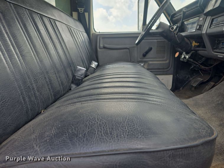 image for item DO7924 1998 Ford F700 dump truck