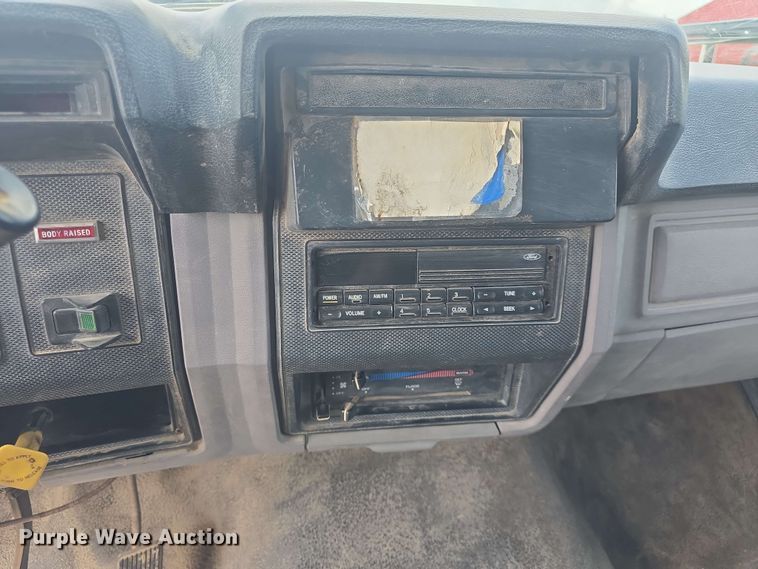 image for item DO7924 1998 Ford F700 dump truck