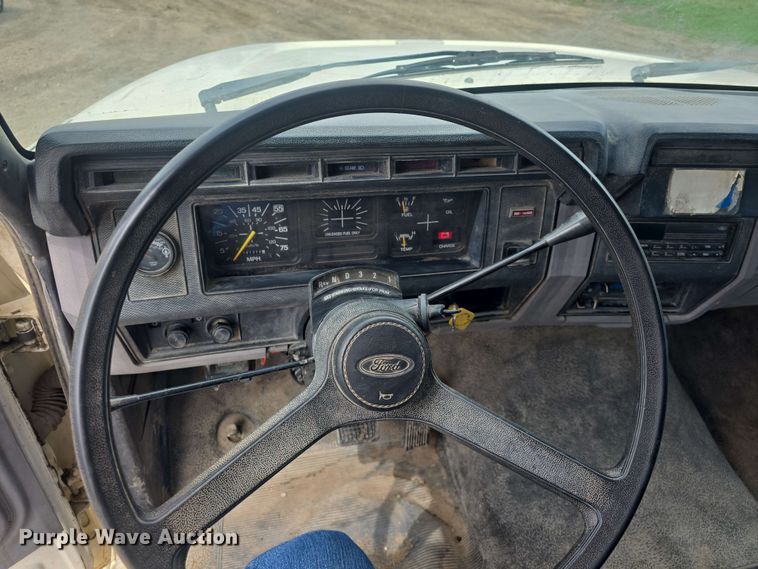 image for item DO7924 1998 Ford F700 dump truck