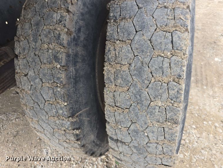 image for item DO7924 1998 Ford F700 dump truck