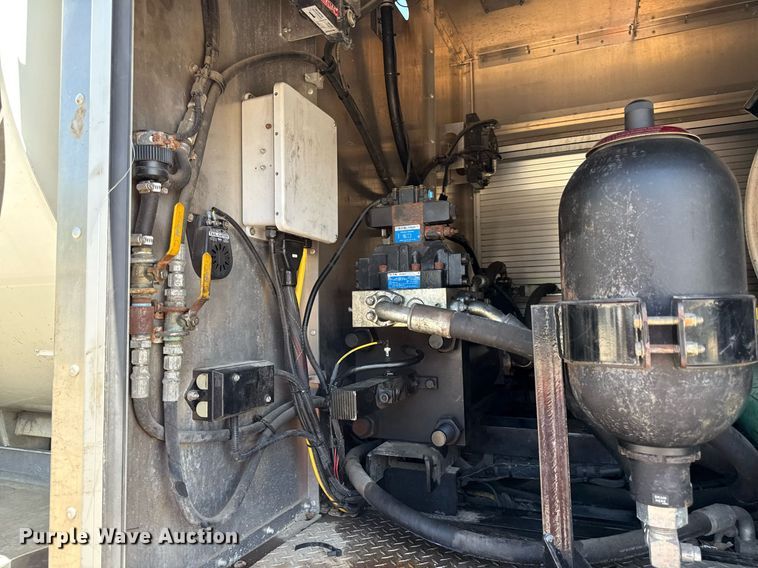 image for item DQ6670 2016 International 7400 sewer rodder truck