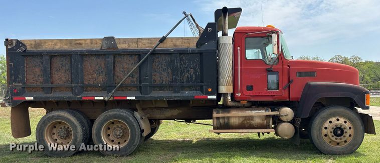image for item DS3671 2007 Mack CHN613 dump truck