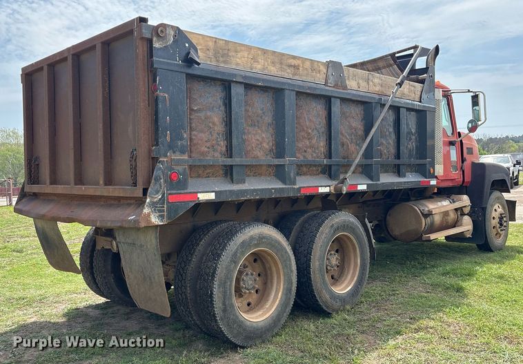 image for item DS3671 2007 Mack CHN613 dump truck