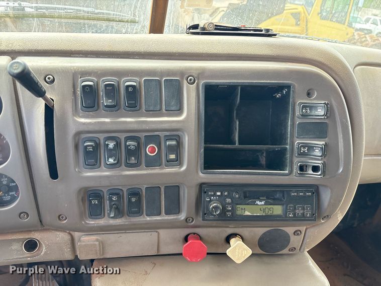 image for item DS3671 2007 Mack CHN613 dump truck