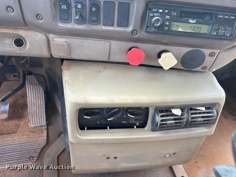 image for item DS3671 2007 Mack CHN613 dump truck