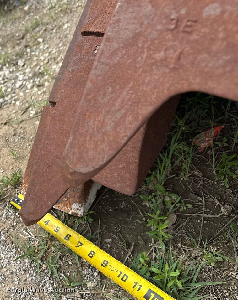 image for item DS3713 (3) Hensley v-bottom buckets