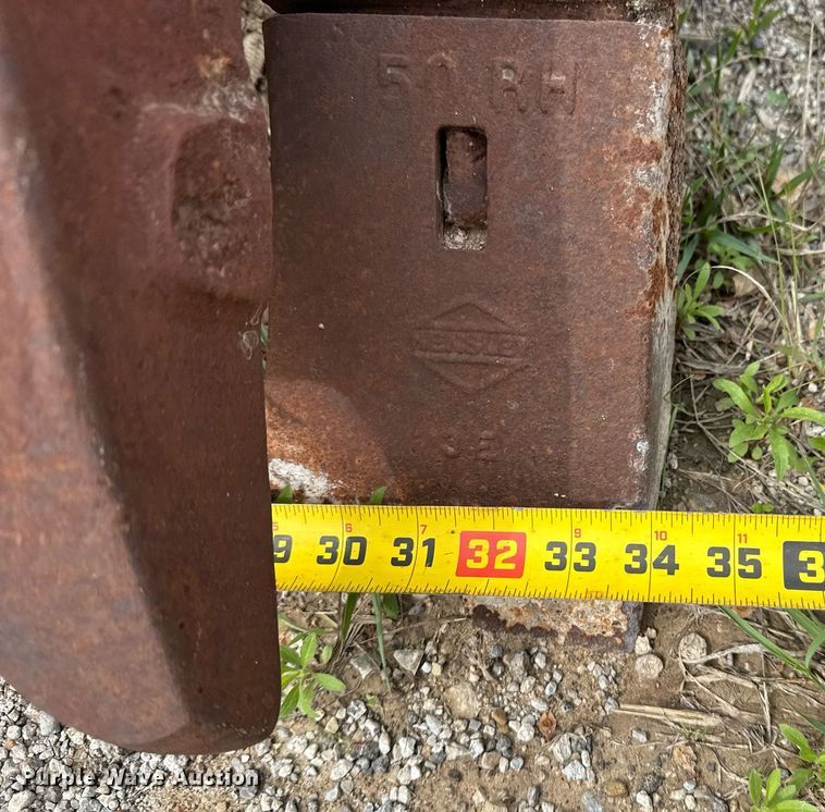 image for item DS3713 (3) Hensley v-bottom buckets