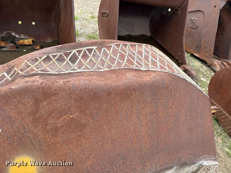 image for item DS3713 (3) Hensley v-bottom buckets