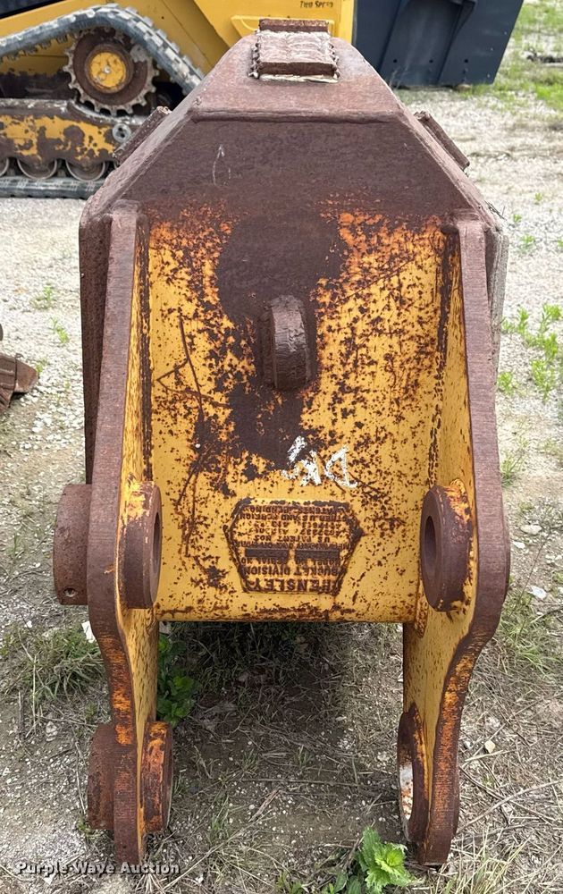 image for item DS3713 (3) Hensley v-bottom buckets