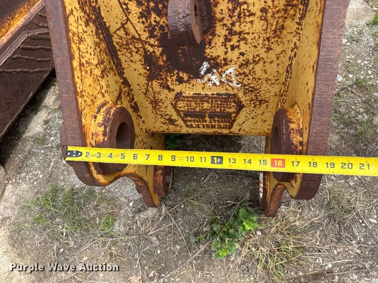 image for item DS3713 (3) Hensley v-bottom buckets