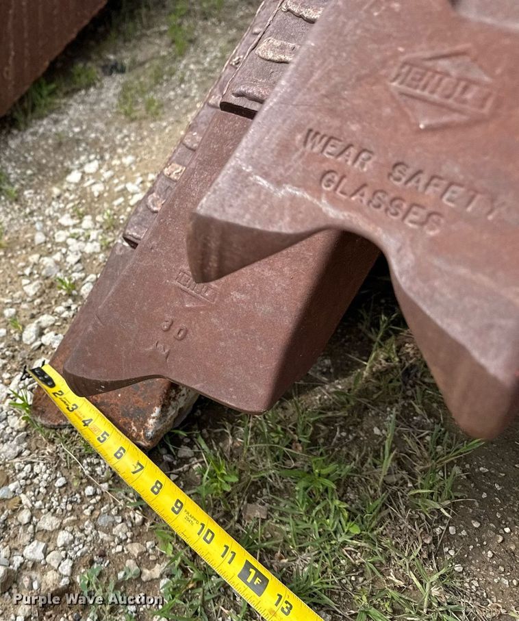 image for item DS3713 (3) Hensley v-bottom buckets