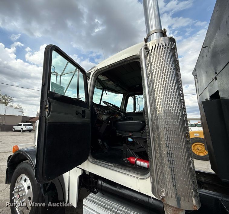 image for item DS4270 1994 Peterbilt 379 dump truck