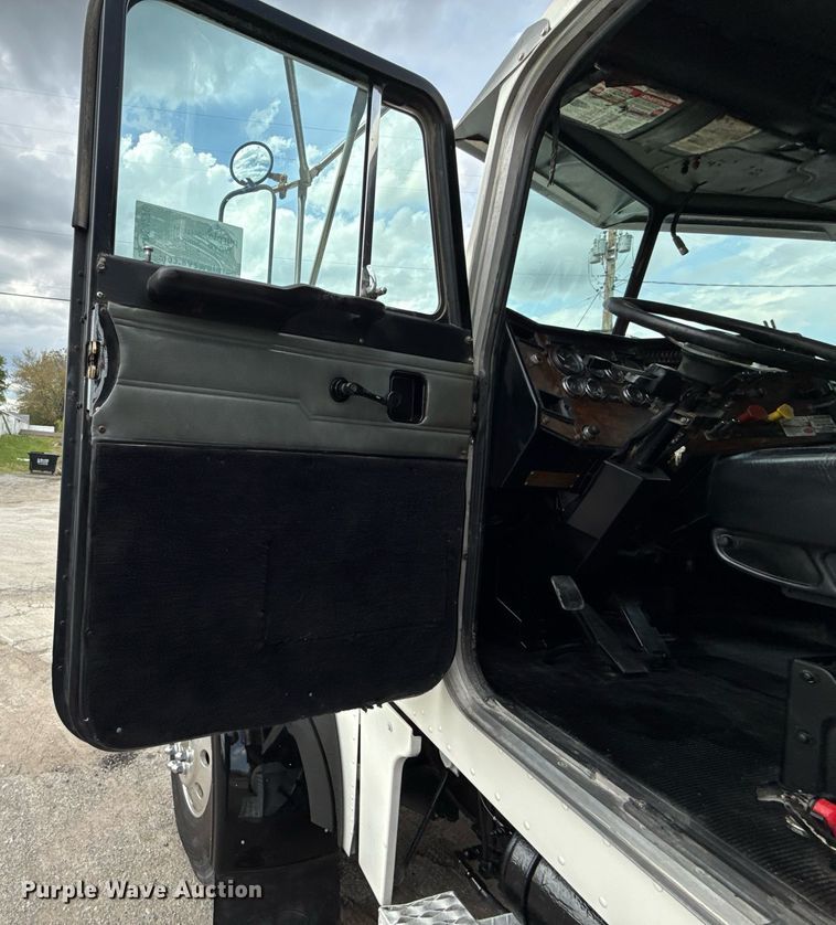 image for item DS4270 1994 Peterbilt 379 dump truck