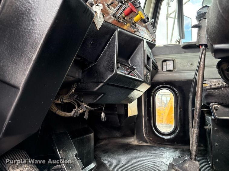 image for item DS4270 1994 Peterbilt 379 dump truck