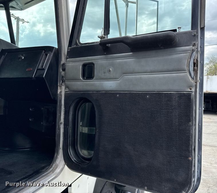 image for item DS4270 1994 Peterbilt 379 dump truck