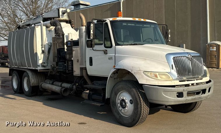 image for item DT0699 2007 International 4400 SBA hydrovac truck