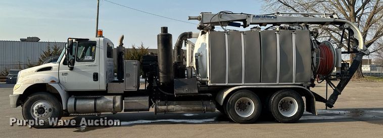 image for item DT0699 2007 International 4400 SBA hydrovac truck