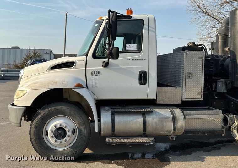 image for item DT0699 2007 International 4400 SBA hydrovac truck