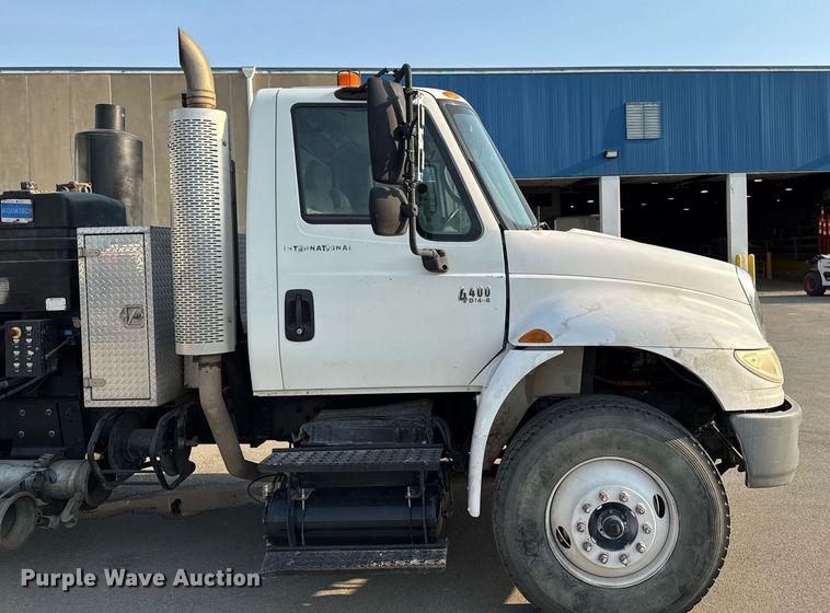 image for item DT0699 2007 International 4400 SBA hydrovac truck