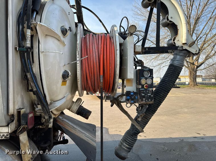 image for item DT0699 2007 International 4400 SBA hydrovac truck