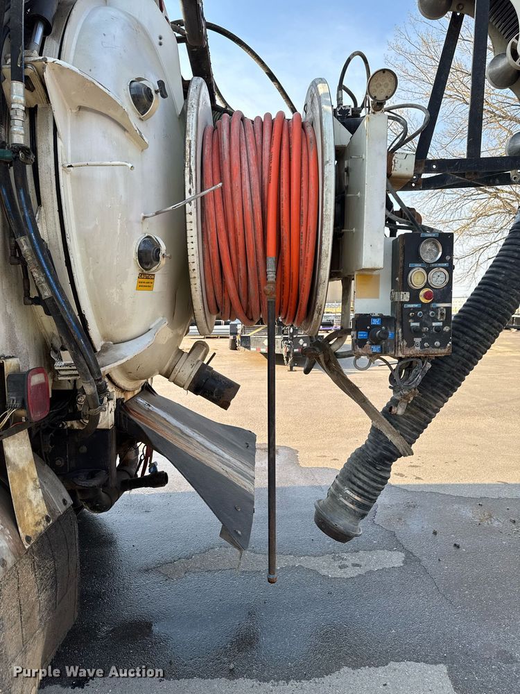 image for item DT0699 2007 International 4400 SBA hydrovac truck