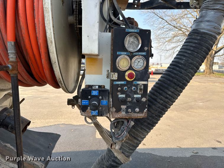 image for item DT0699 2007 International 4400 SBA hydrovac truck