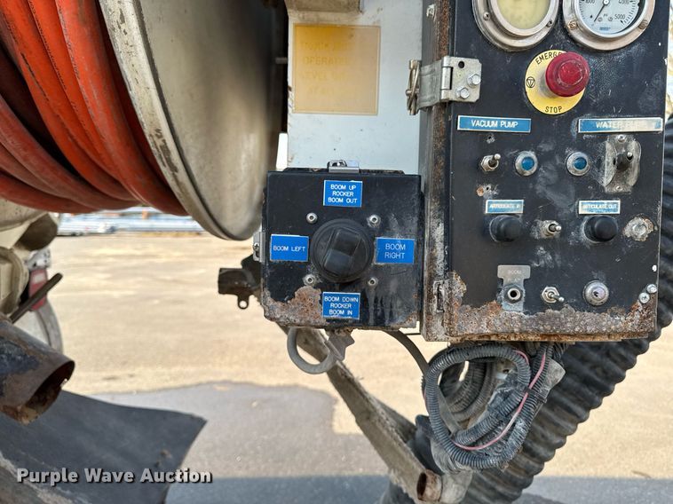 image for item DT0699 2007 International 4400 SBA hydrovac truck