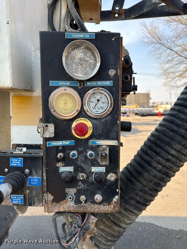 image for item DT0699 2007 International 4400 SBA hydrovac truck