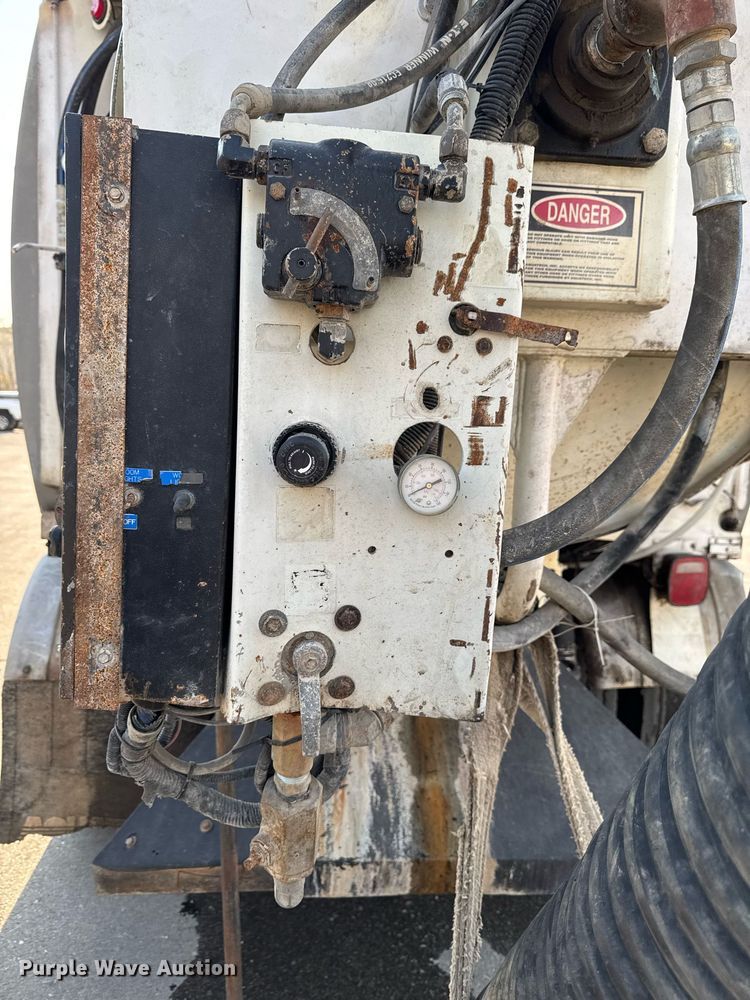 image for item DT0699 2007 International 4400 SBA hydrovac truck