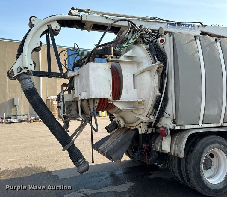 image for item DT0699 2007 International 4400 SBA hydrovac truck