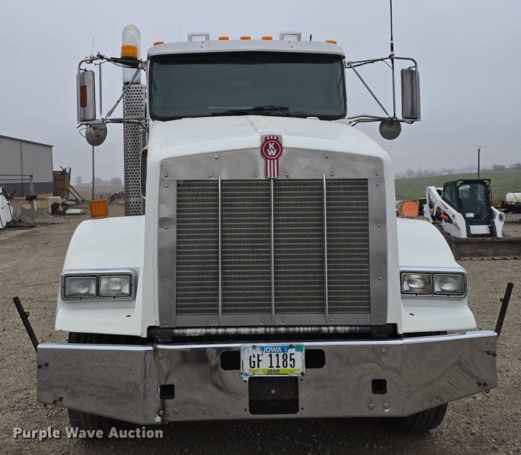 image for item DT6807 2011 Kenworth T800 semi truck